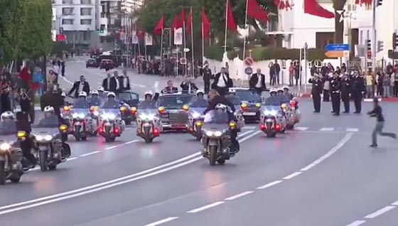 فيديو مثير: شاب مغربي يقتحم موكب استقبال ملك المغرب لملك الأردن  صورة رقم 1