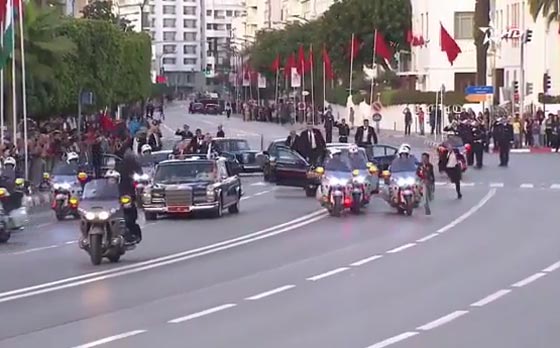 فيديو مثير: شاب مغربي يقتحم موكب استقبال ملك المغرب لملك الأردن  صورة رقم 3