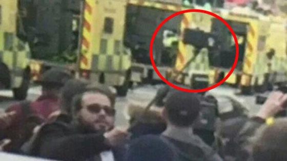 موجة غضب من ملتحي يلتقط سيلفي ومحجبة غير عابئة بهجوم لندن صورة رقم 1
