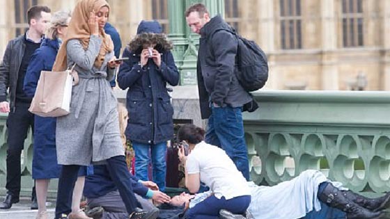 موجة غضب من ملتحي يلتقط سيلفي ومحجبة غير عابئة بهجوم لندن صورة رقم 4