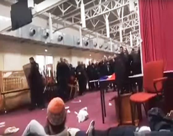 الشرطة الفرنسية تخلي مسجدا بالقوة من اجل تحويله الى مكتبة.. صور صورة رقم 3