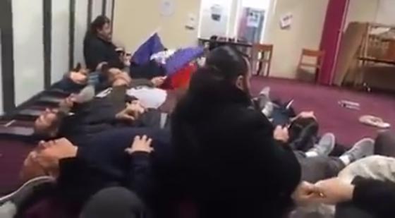 الشرطة الفرنسية تخلي مسجدا بالقوة من اجل تحويله الى مكتبة.. صور صورة رقم 2