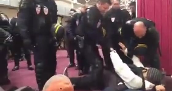 الشرطة الفرنسية تخلي مسجدا بالقوة من اجل تحويله الى مكتبة.. صور صورة رقم 1