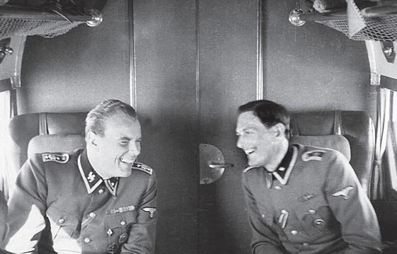 كتاب في صور يروي اللحظات الاخيرة في حياة الزعيم النازي هتلر صورة رقم 1