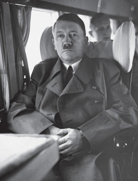 كتاب في صور يروي اللحظات الاخيرة في حياة الزعيم النازي هتلر صورة رقم 4