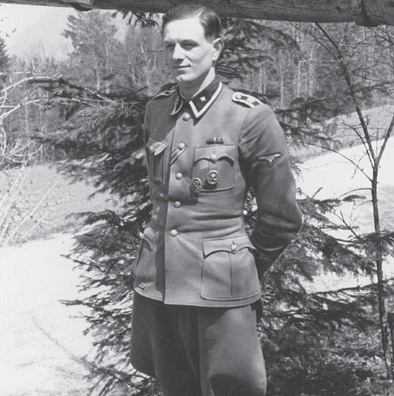 كتاب في صور يروي اللحظات الاخيرة في حياة الزعيم النازي هتلر صورة رقم 2