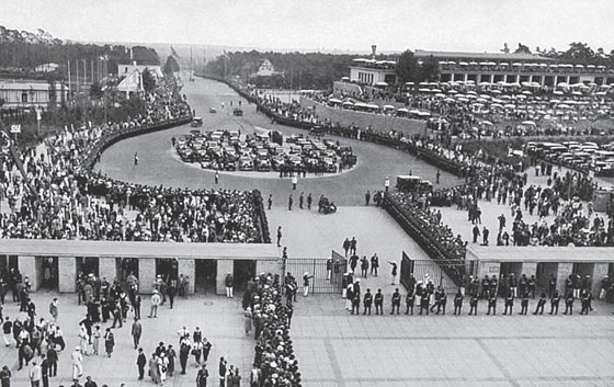 كتاب في صور يروي اللحظات الاخيرة في حياة الزعيم النازي هتلر صورة رقم 5