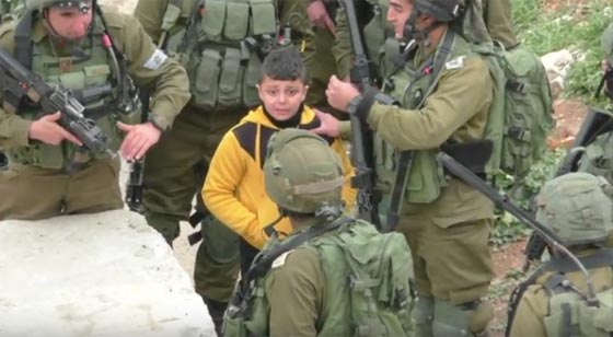 طفل فلسطيني يعيش كابوسا بين 15 جنديا حين خرج يبحث عن لعبته! صورة رقم 1