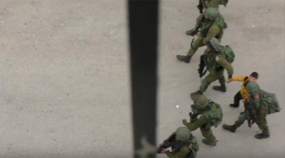 طفل فلسطيني يعيش كابوسا بين 15 جنديا حين خرج يبحث عن لعبته! صورة رقم 2