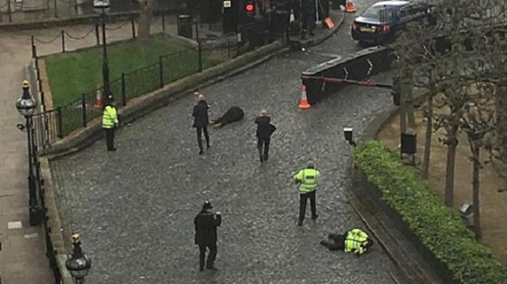 رئيسة وزراء بريطانيا مرتبكة ومتوترة اثناء تهريبها وسط اطلاق الرصاص صورة رقم 2