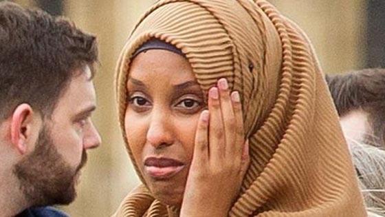 المحجبة التي اتهمت بالوحش الكاسر وعدم الانسانية تخرج عن صمتها صورة رقم 2