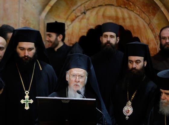 بعد 9 اشهر من العمل الشاق.. اعادة فتح قبر المسيح في كنيسة القيامة صورة رقم 4