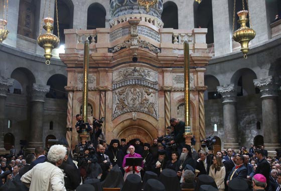 بعد 9 اشهر من العمل الشاق.. اعادة فتح قبر المسيح في كنيسة القيامة صورة رقم 6