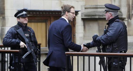  الملكة اليزابيث تكرّم الوزير البطل في هجوم لندن صورة رقم 1