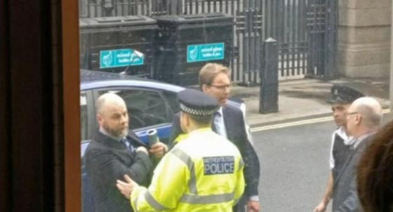  الملكة اليزابيث تكرّم الوزير البطل في هجوم لندن صورة رقم 2