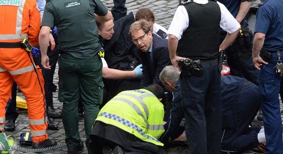  الملكة اليزابيث تكرّم الوزير البطل في هجوم لندن صورة رقم 3