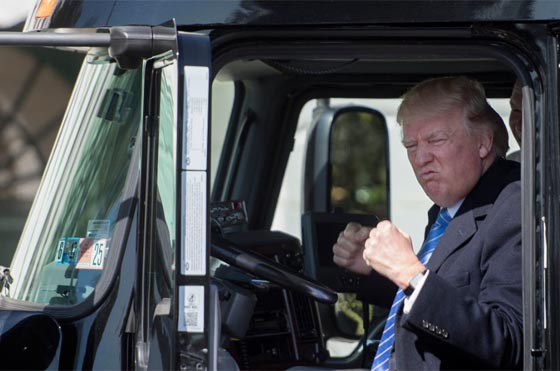 دونالد ترامب خلف مقود شاحنة في حديقة البيت الابيض! صورة رقم 13