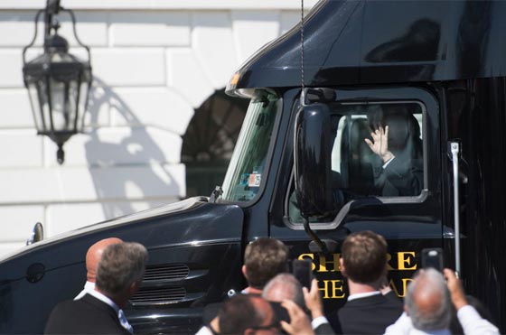 دونالد ترامب خلف مقود شاحنة في حديقة البيت الابيض! صورة رقم 14