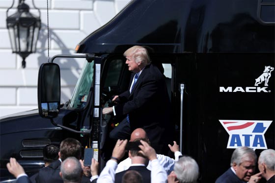 دونالد ترامب خلف مقود شاحنة في حديقة البيت الابيض! صورة رقم 3