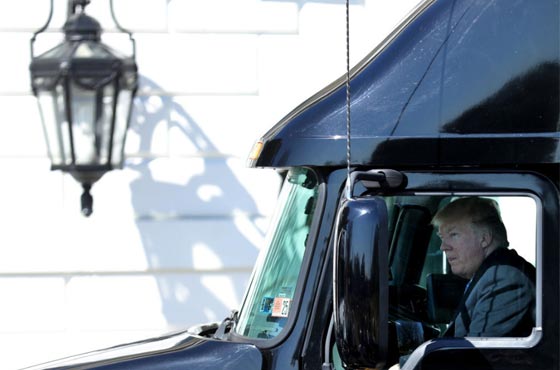 دونالد ترامب خلف مقود شاحنة في حديقة البيت الابيض! صورة رقم 15