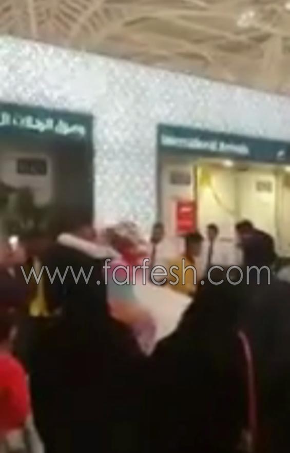 اعتقال عروسين مصريين بعد تحويل صالة الوصول بالمطار الى قاعة افراح صورة رقم 5