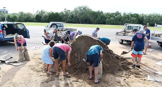  اعصار ديبي الخطير والمدمر يصل سواحل استراليا واجلاء الآلاف صورة رقم 6