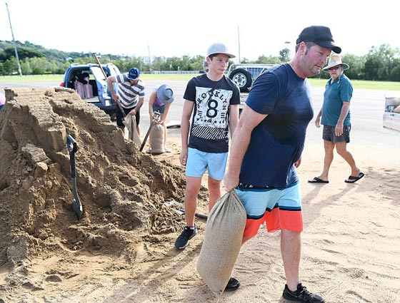  اعصار ديبي الخطير والمدمر يصل سواحل استراليا واجلاء الآلاف صورة رقم 3