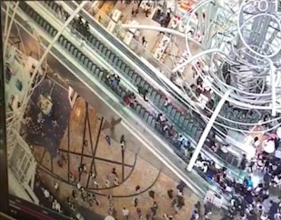 فيديو مروع.. ماذا حصل عندما غير السلم الكهربائي اتجاهه فجأة؟! صورة رقم 2