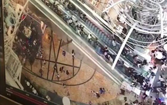 فيديو مروع.. ماذا حصل عندما غير السلم الكهربائي اتجاهه فجأة؟! صورة رقم 3