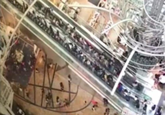 فيديو مروع.. ماذا حصل عندما غير السلم الكهربائي اتجاهه فجأة؟! صورة رقم 5