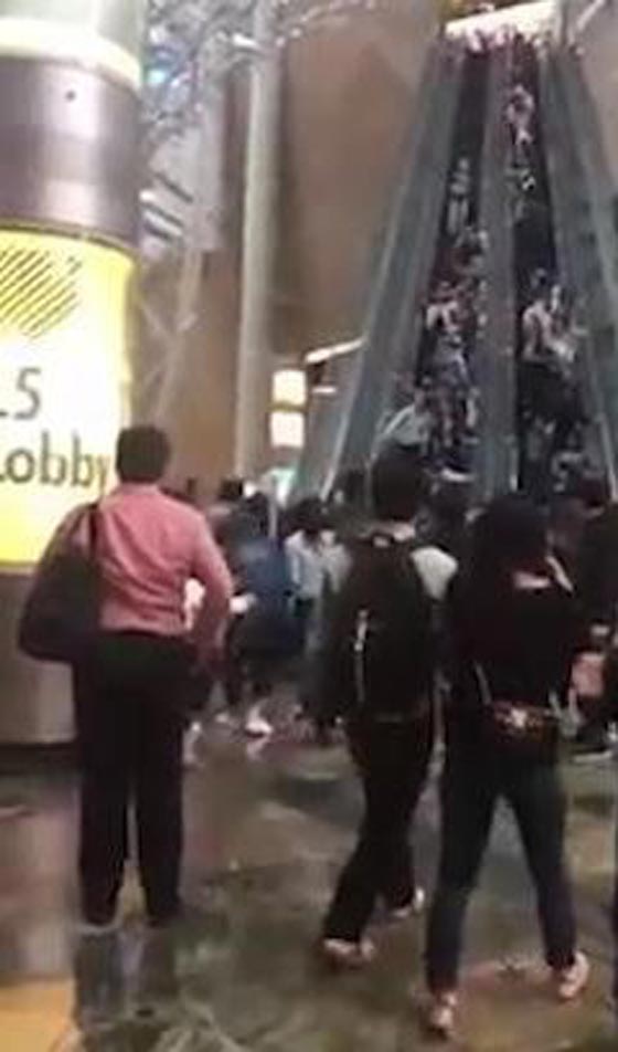 فيديو مروع.. ماذا حصل عندما غير السلم الكهربائي اتجاهه فجأة؟! صورة رقم 8