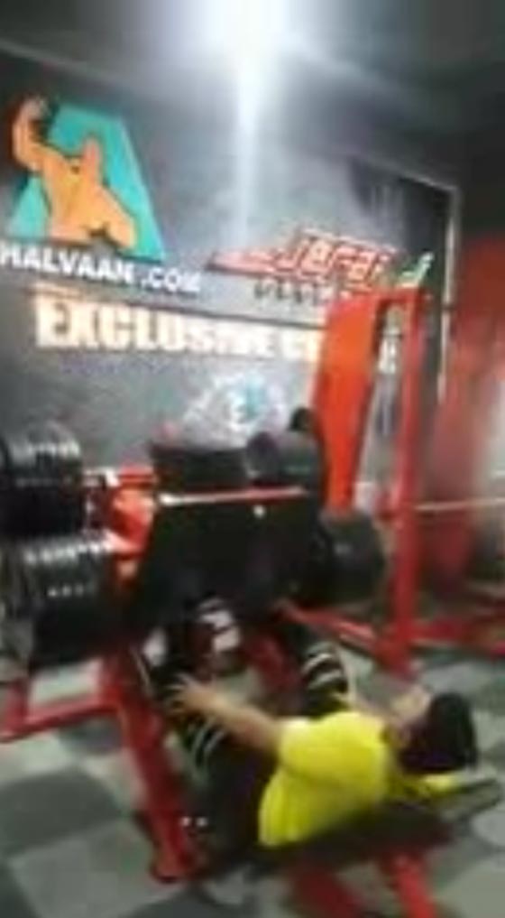  فيديو مروع للاعب اثقال يصاب بتلف عصبي مفاجئ يؤدي الى وفاته صورة رقم 2