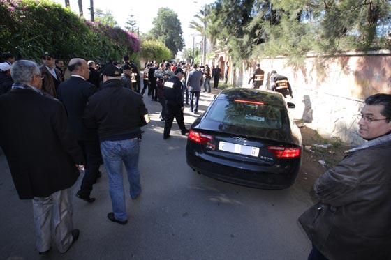 مشتبه يعيد تمثيل جريمة قتل برلماني مغربي وزوجة الضحية متورطة.. فيديو صورة رقم 2