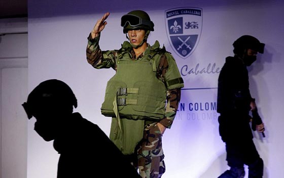 خياط الرؤساء يصنع ملابس مضادة للرصاص ويطلق النار على موظفيه! صورة رقم 9