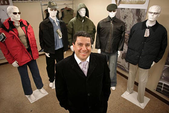 خياط الرؤساء يصنع ملابس مضادة للرصاص ويطلق النار على موظفيه! صورة رقم 1