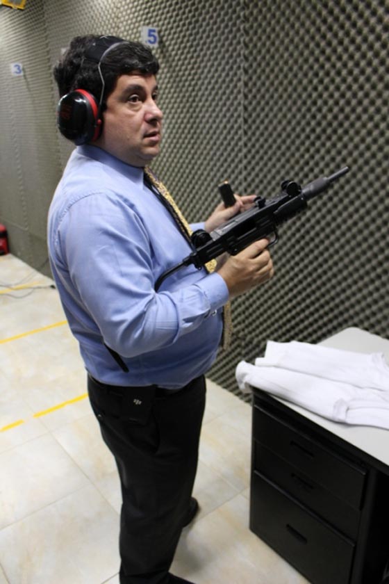 خياط الرؤساء يصنع ملابس مضادة للرصاص ويطلق النار على موظفيه! صورة رقم 3