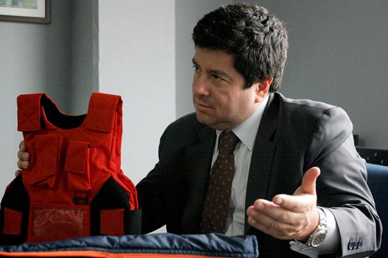 خياط الرؤساء يصنع ملابس مضادة للرصاص ويطلق النار على موظفيه! صورة رقم 4