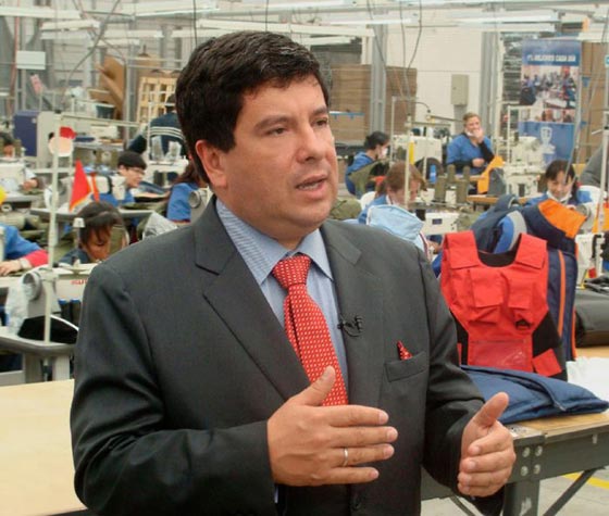 خياط الرؤساء يصنع ملابس مضادة للرصاص ويطلق النار على موظفيه! صورة رقم 5