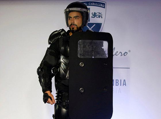 خياط الرؤساء يصنع ملابس مضادة للرصاص ويطلق النار على موظفيه! صورة رقم 14