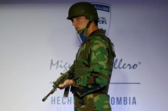 خياط الرؤساء يصنع ملابس مضادة للرصاص ويطلق النار على موظفيه! صورة رقم 15