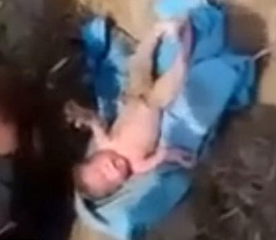  فيديو  إنقاذ رضيعة هندية بعد دفنها حية في مكب نفايات صورة رقم 3