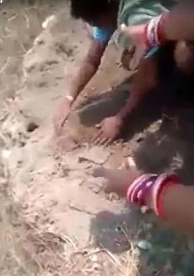  فيديو  إنقاذ رضيعة هندية بعد دفنها حية في مكب نفايات صورة رقم 5