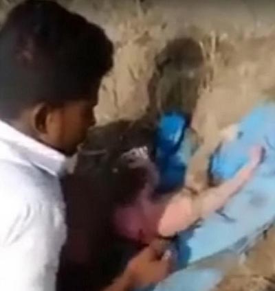  فيديو  إنقاذ رضيعة هندية بعد دفنها حية في مكب نفايات صورة رقم 6