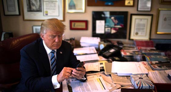 دونالد ترامب يستسلم  للضغوط ويستبدل هاتف سامسونغ بآخر من ايفون صورة رقم 1