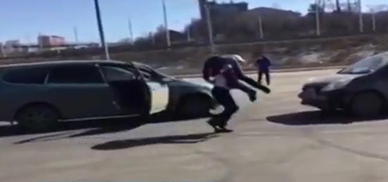 أقوى امرأة في سيبريا تغضب من رجل فتسحبه معها صورة رقم 1