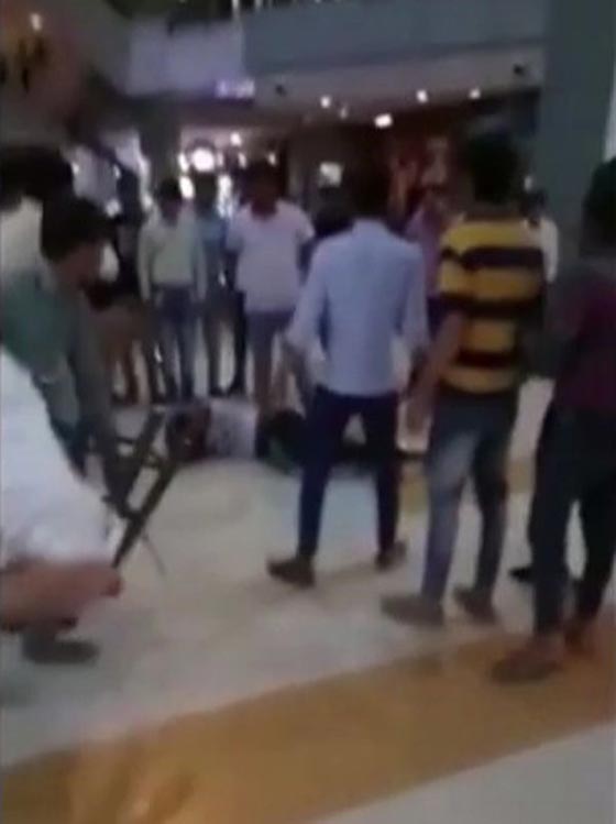 اعتداء وحشي على مجموعة افارقة بعد اتهامهم بأكل طالب! فيديو صورة رقم 5