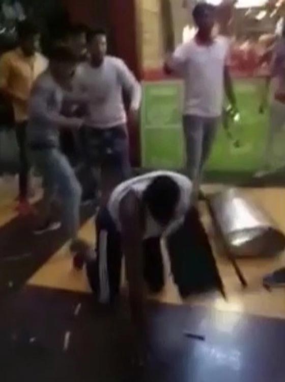 اعتداء وحشي على مجموعة افارقة بعد اتهامهم بأكل طالب! فيديو صورة رقم 6