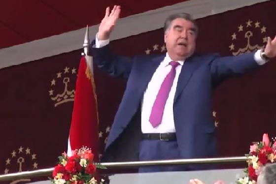 رقصة الرئيس الطاجيكي تشعل مواقع التواصل وردود بين مؤيدة ومنتقدة صورة رقم 1