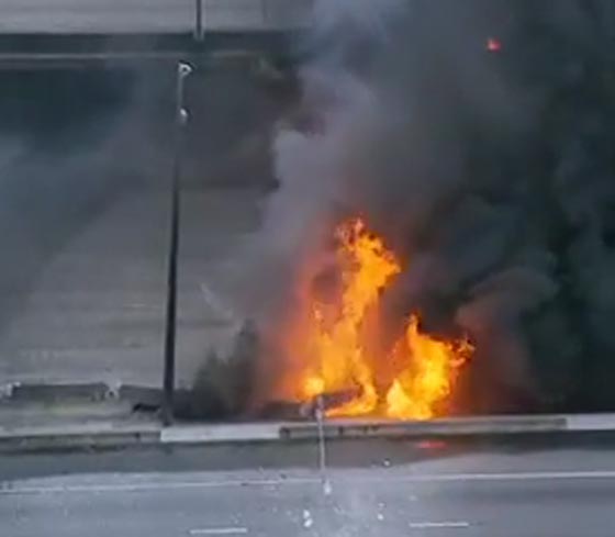 فيديو مروع.. حريق هائل يتسبب بانهيار جزء من شارع رئيسي صورة رقم 1