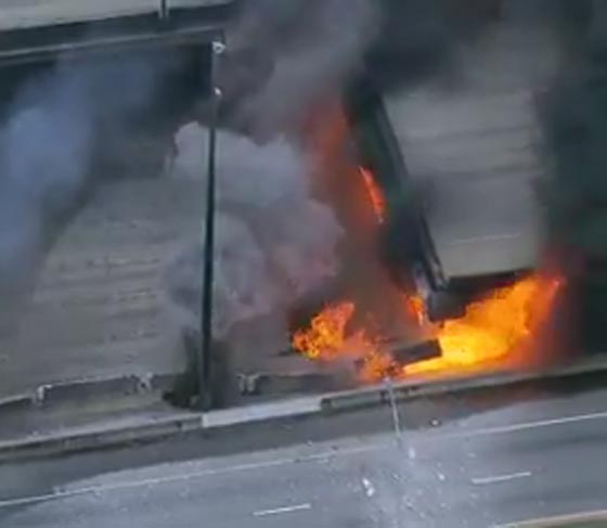 فيديو مروع.. حريق هائل يتسبب بانهيار جزء من شارع رئيسي صورة رقم 2